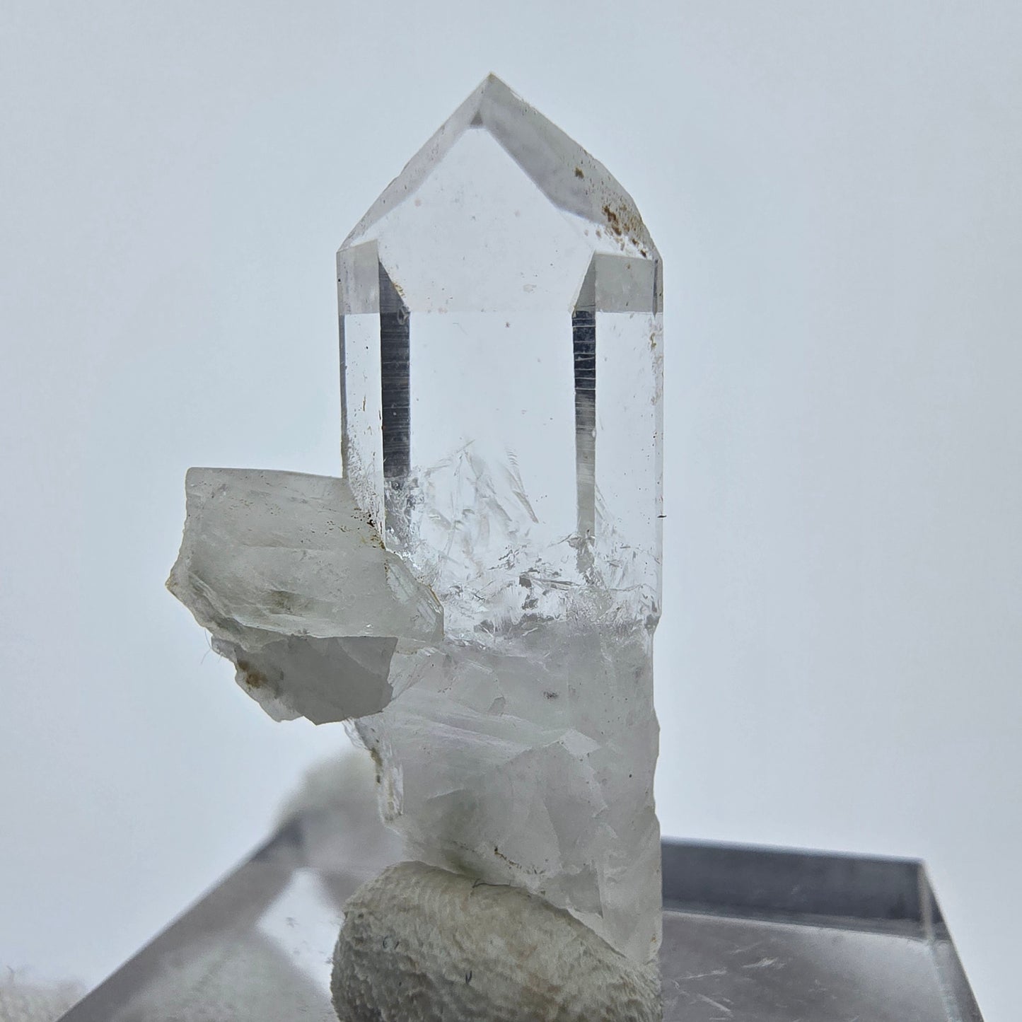 Klarer Bergkristall Quarz mit UV Calcit Streep Mine Goboboseb Namibia 29*14*9mm