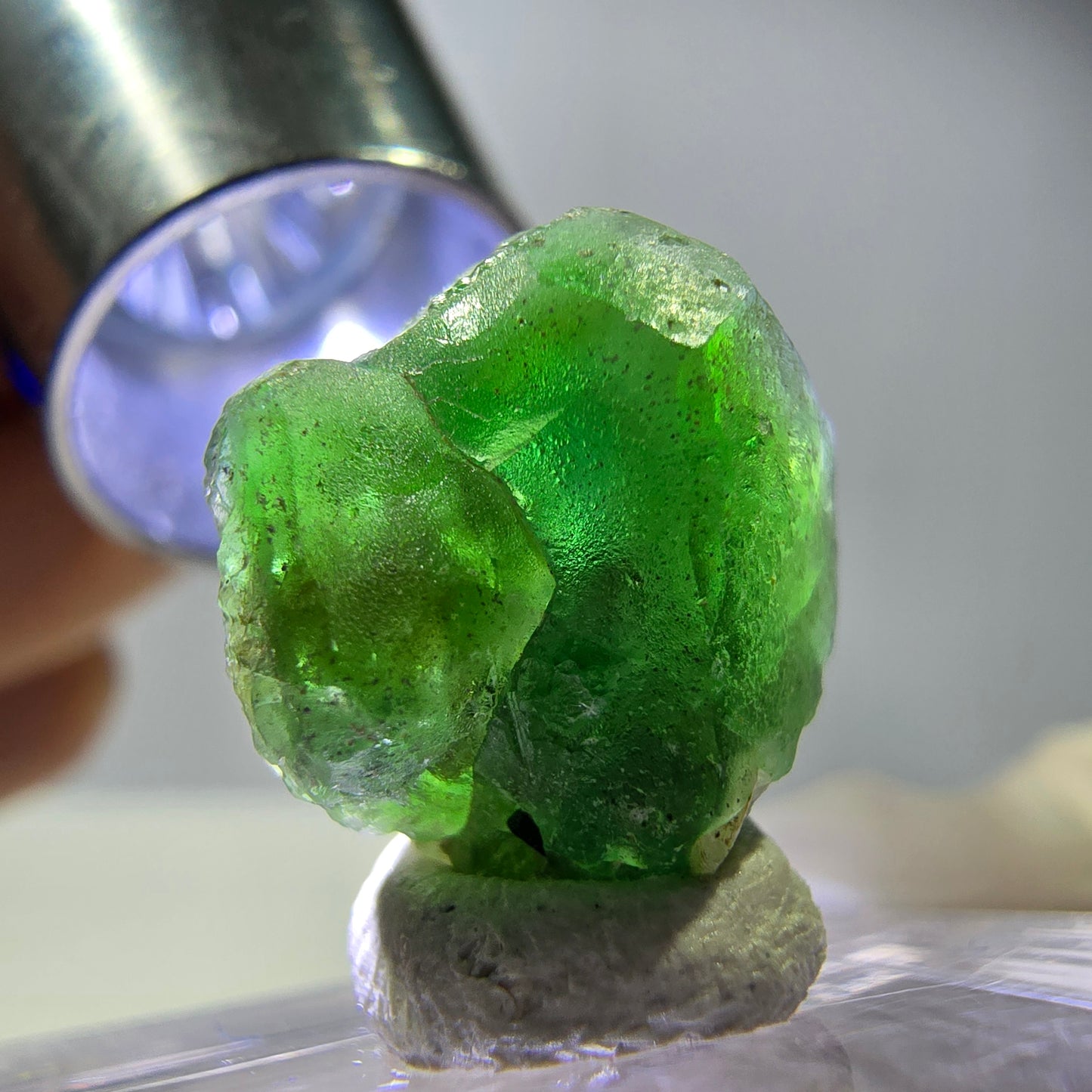 Cube hexagonal de fluorite fantôme, muscovite, tourmaline Schörl, Erongo, Namibie, 14 x 14 x 14 mm