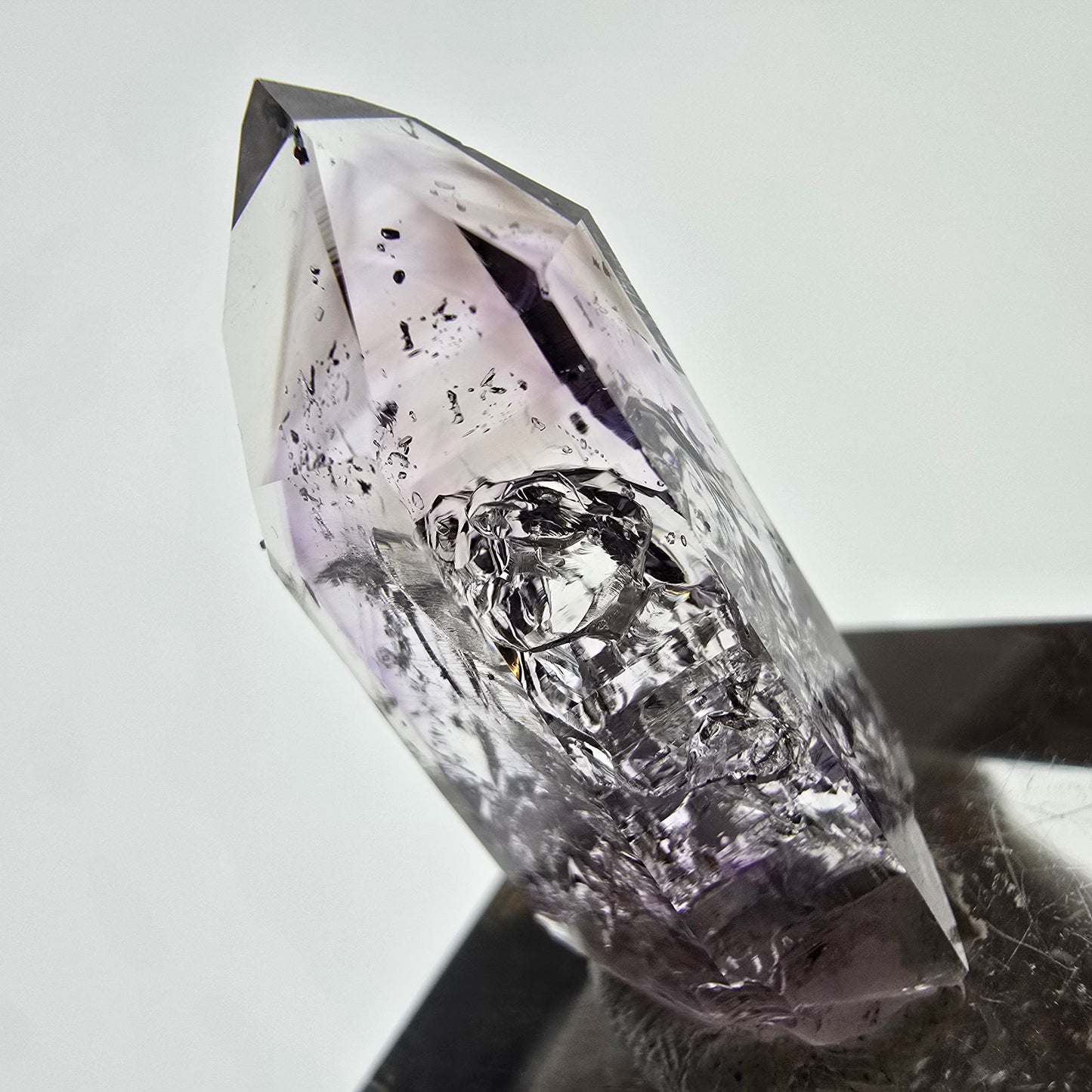 Améthyste fantôme Enhydro avec hématite, mine Blase Streep, Namibie, 29 x 12 x 11 mm