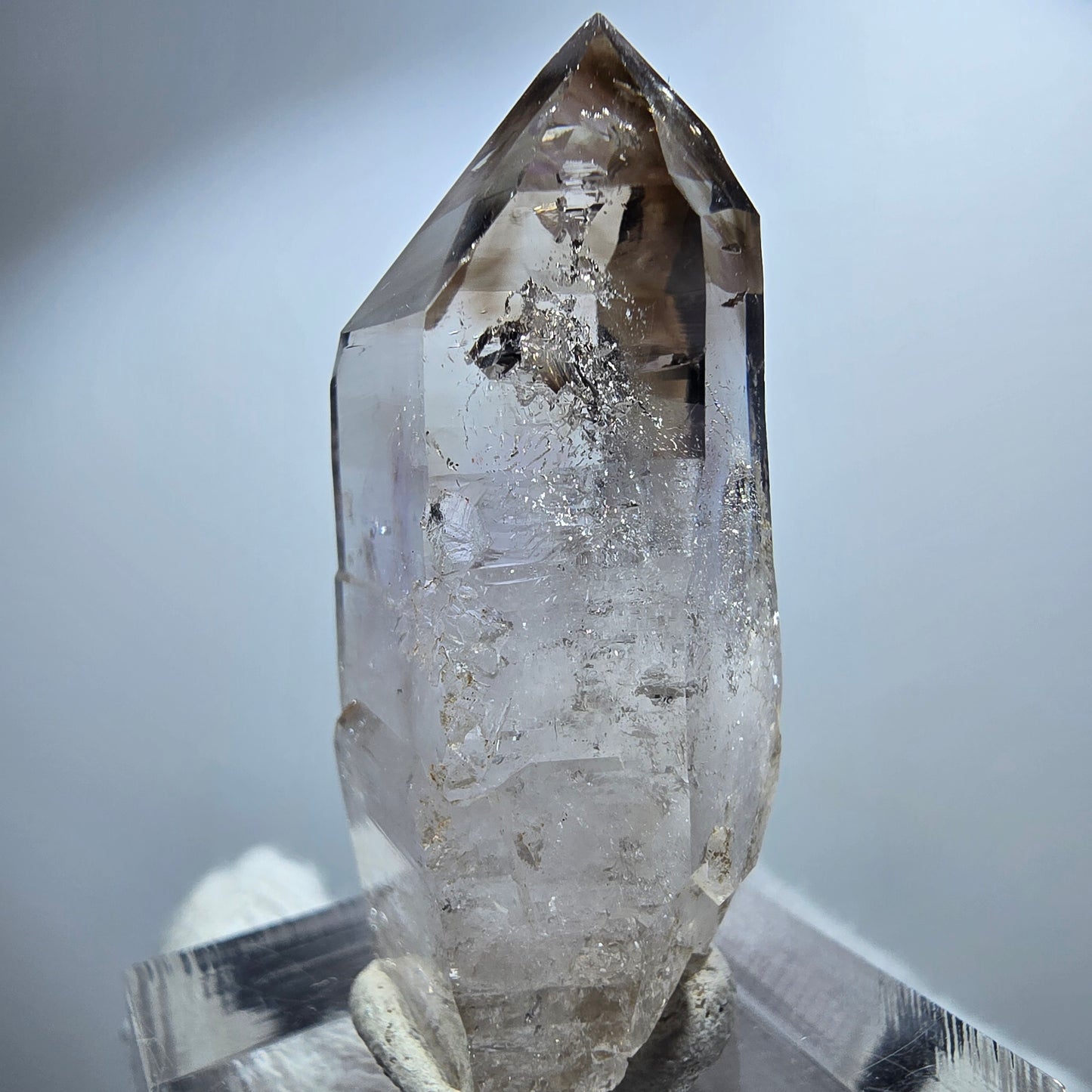 Pointe de sceptre en améthyste fantôme transparente, Goboboseb, Namibie, 40 x 18 x 15 mm
