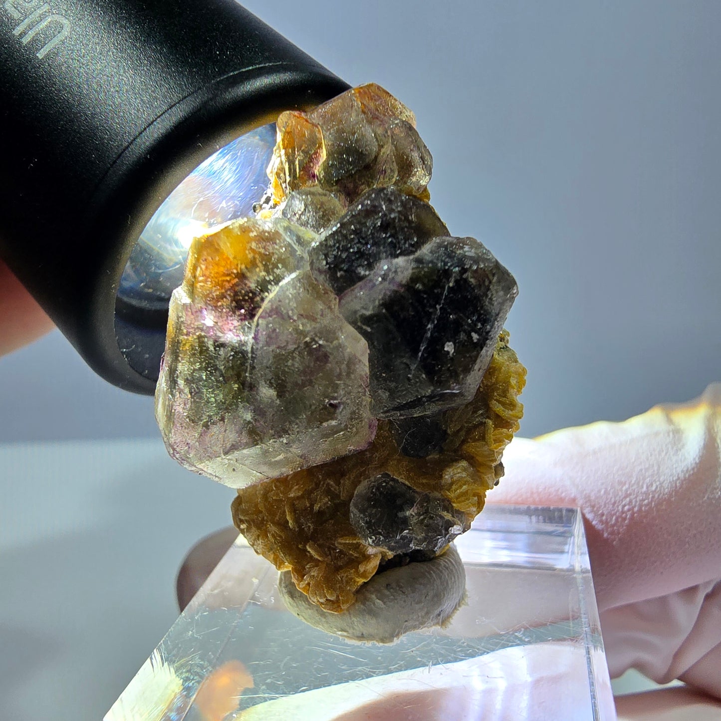 Cube hexagonal de fluorite fantôme, muscovite, tourmaline Schörl, Erongo, Namibie, 36 x 26 x 18 mm