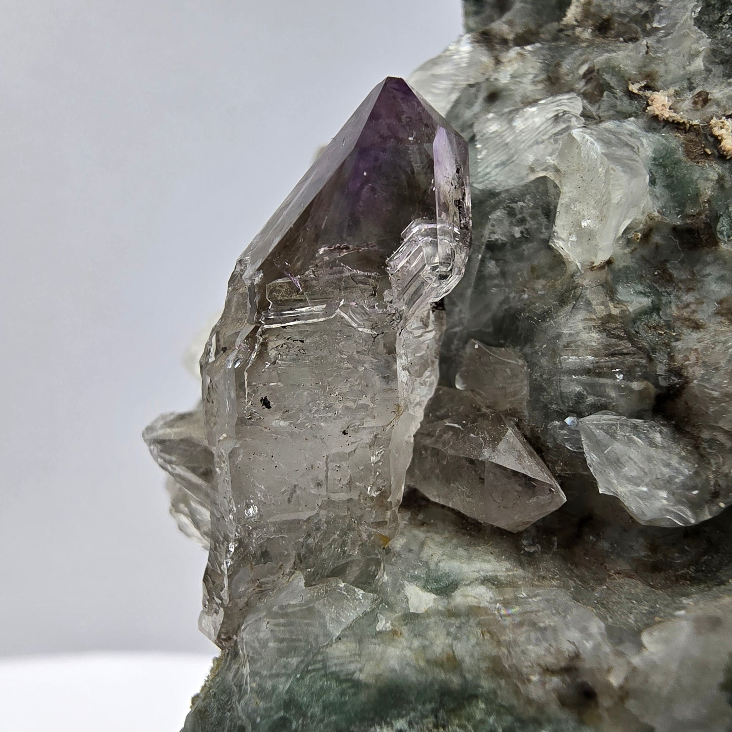Amethyst Skelett Zepter, UV Calcit auf Matrix Goboboseb, Namibia 101*77*62mm