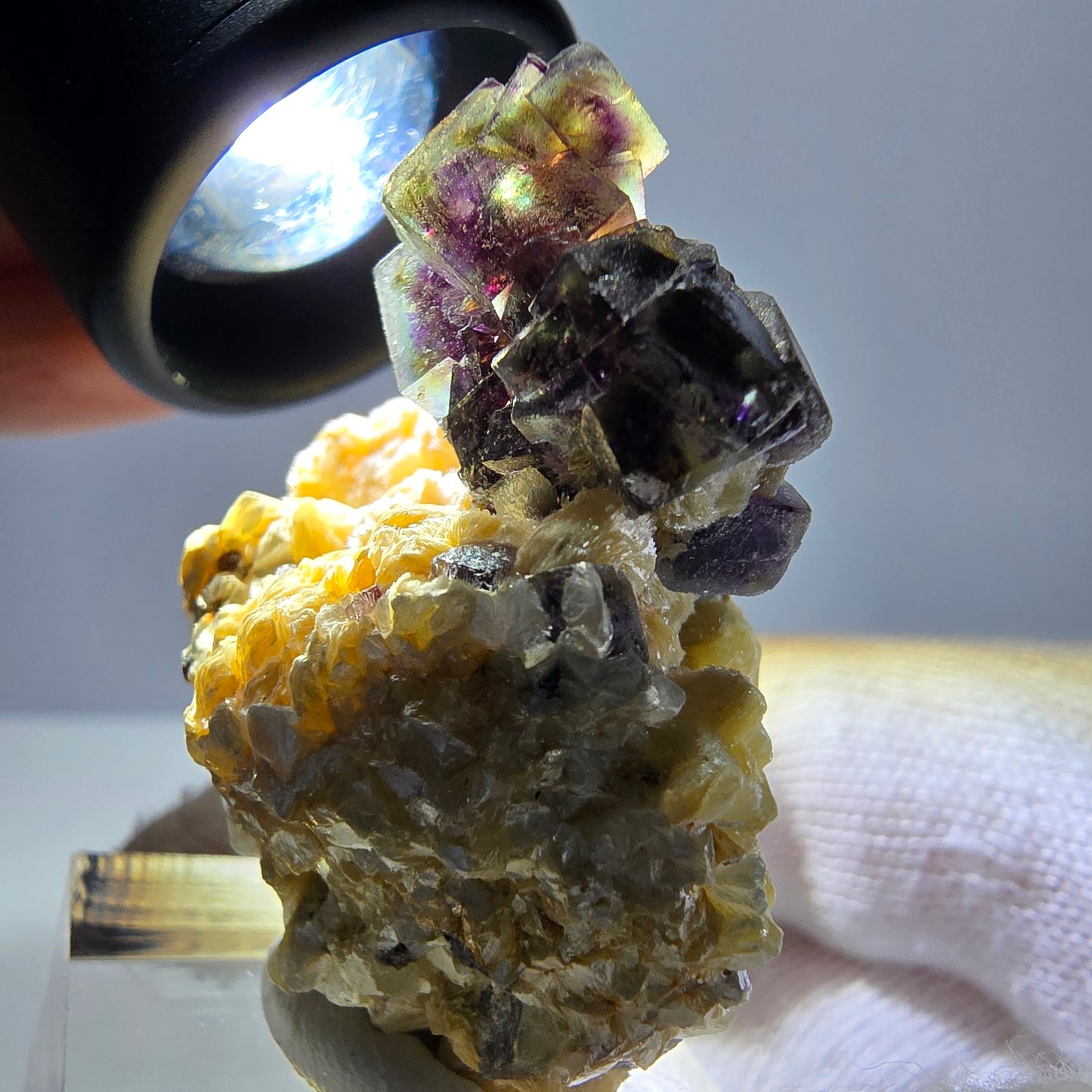 Cubes de fluorite fantôme colorés, spécimen de muscovite, Erongo, Namibie, 43 x 35 x 25 mm