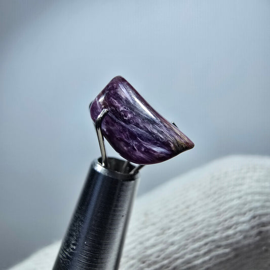 Seltener Charoit Kristall lila, poliert Russland 13*8*4mm