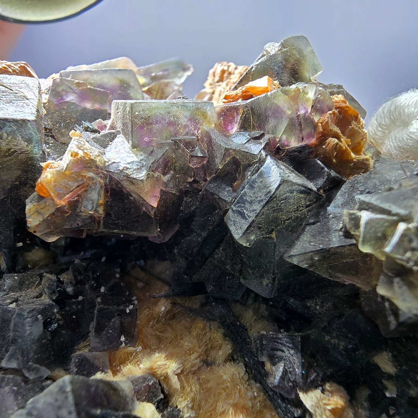 Fluorite fantôme colorée, tourmaline schol, hyalite, muscovite, Erongo, Namibie, 72 x 70 x 35 mm