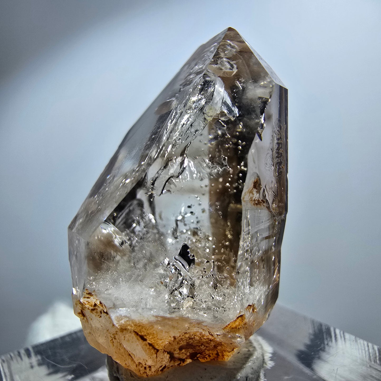 Pointe de sceptre en quartz fumé fantôme transparent, Goboboseb, Namibie, 30 x 19 x 16 mm