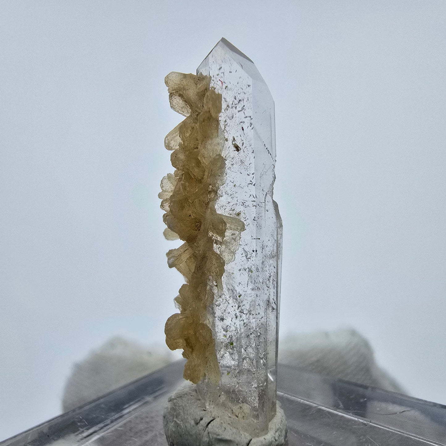 Cristal de quartz fumé Harlequin Phantom avec stilbite Goboboseb, Namibie 31*9*8mm