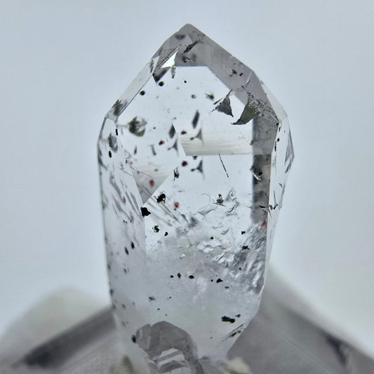 Quartz Harlequin avec hématite, Chlorite Streep Mine, Goboboseb, Namibie, 28 x 13 x 10 mm