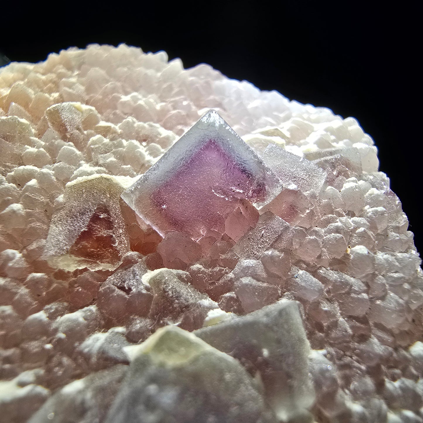 Cube de fluorite fantôme sur scène de quartz violet vert Omehane, Namibie 58*52*19mm