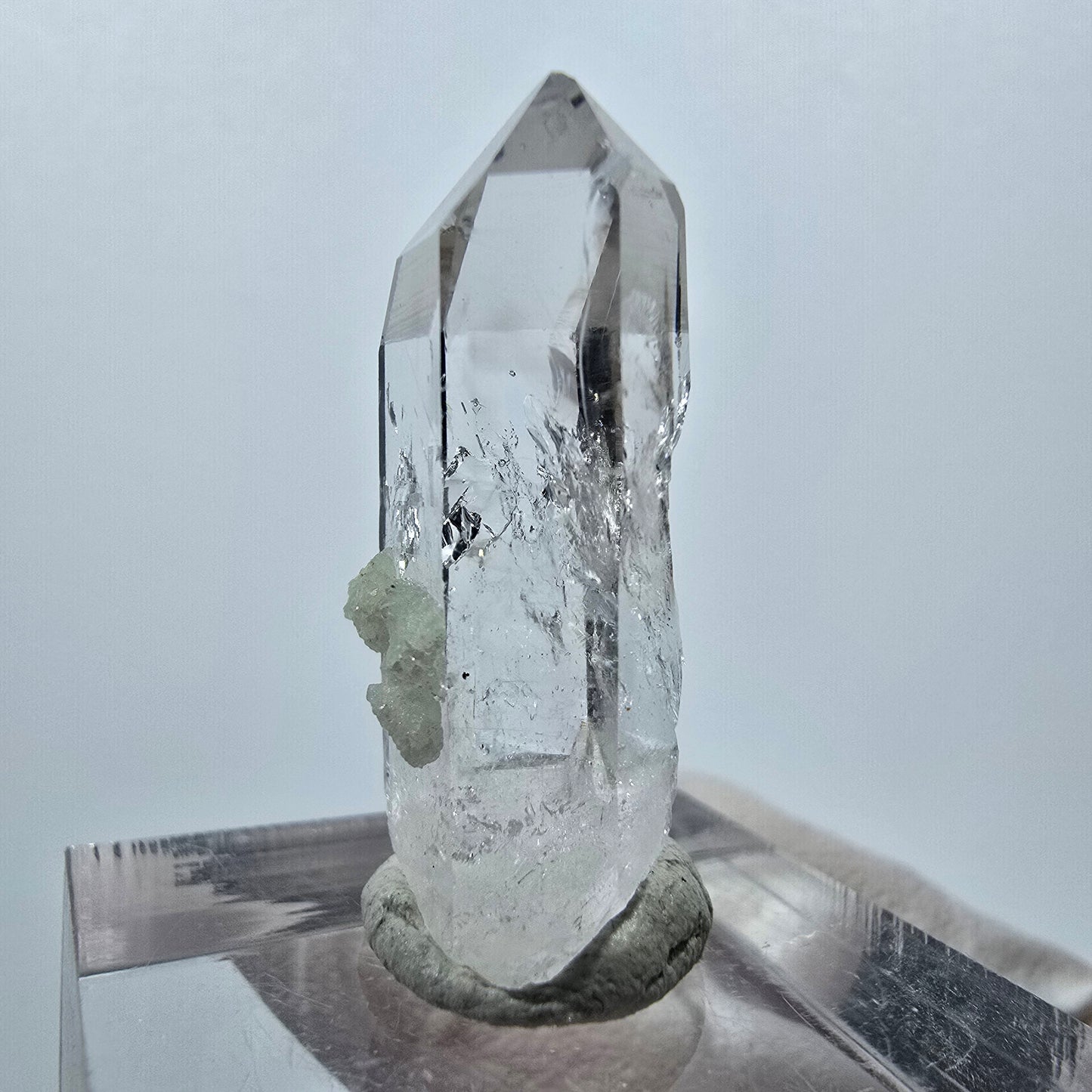 Quartz clair avec préhnite Point Streep Mine, Goboboseb, Namibie 28 x 12 x 10 mm