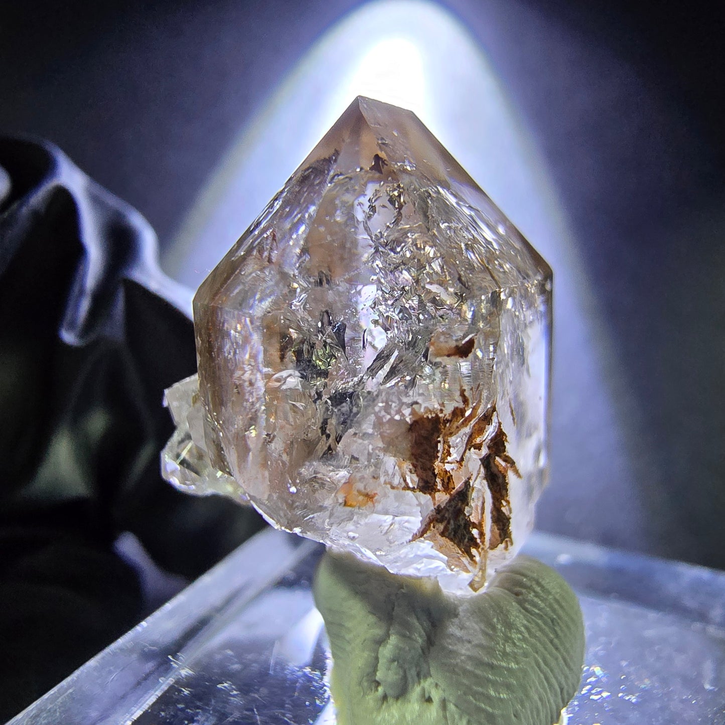 Klare Phantom Rauchquarz mit Einschlüssen Spitze 22*17*14mm Goboboseb Namibia