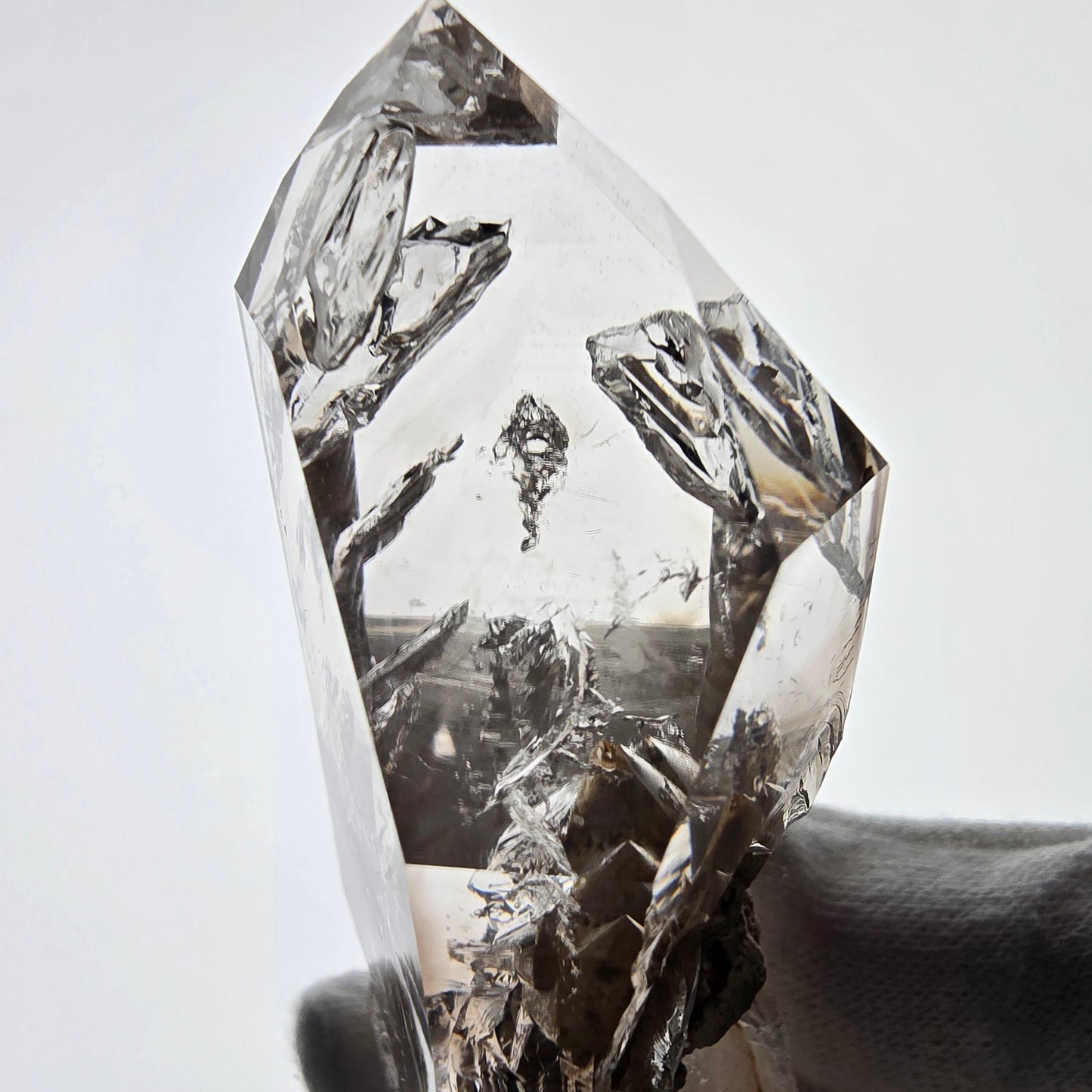 Sceptre en quartz fumé Window Phantom, calcite UV Valentine Pocket Goboboseb Namibie 90 x 38 x 25 mm