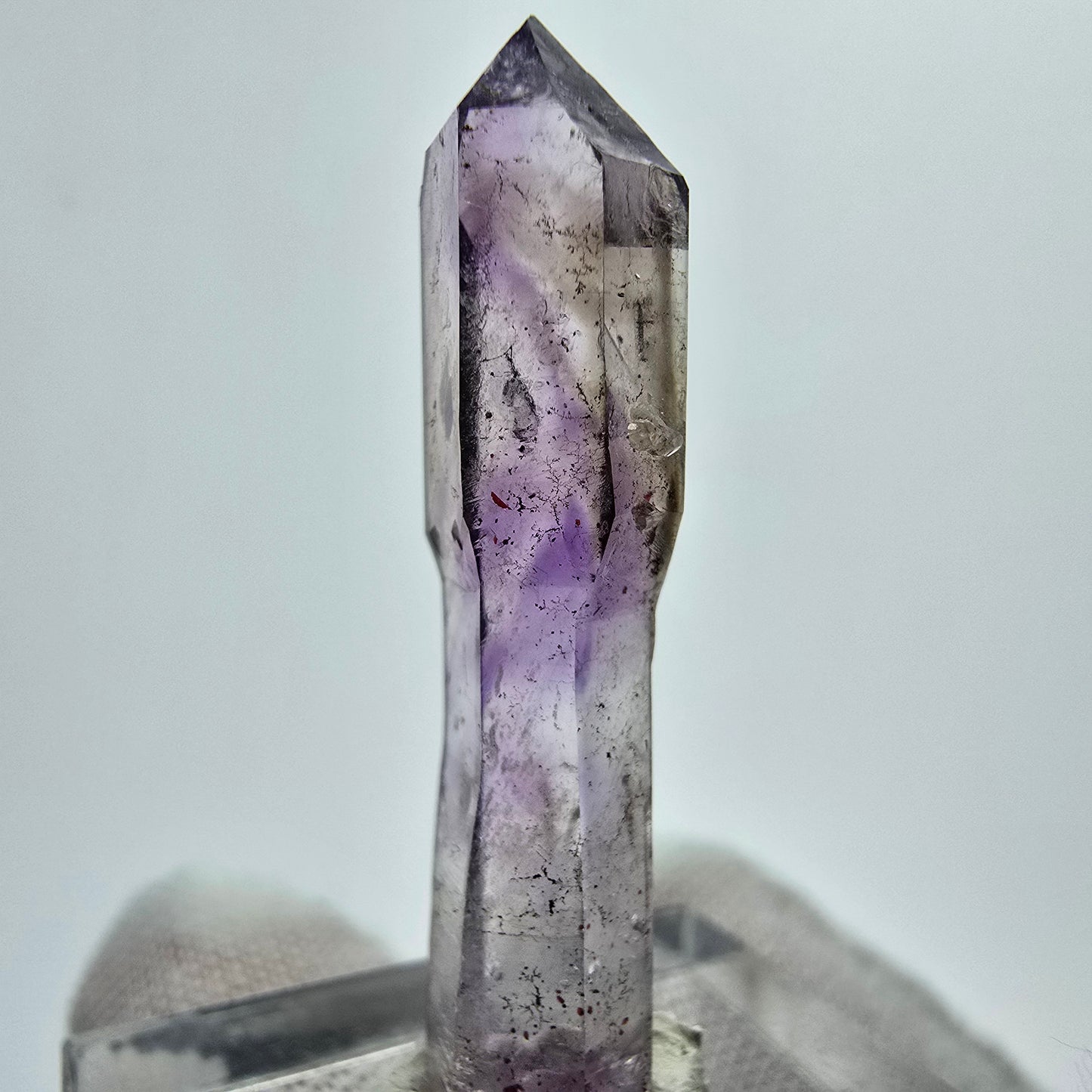 Phantom Amethyst Hämatit Zepter mit UV Calcit Goboboseb, Namibia 35*9*6mm