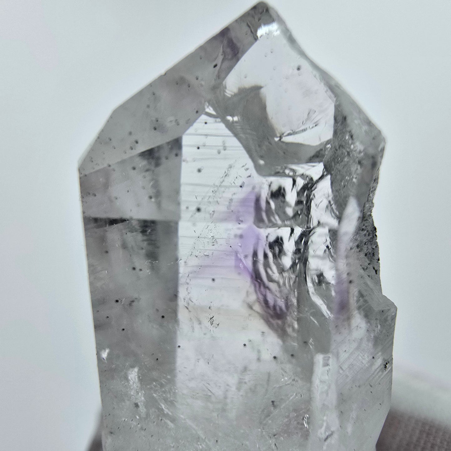 Phantom Amethyst Kristall mit Hämatit Streep Mine Goboboseb Namibia 40*19*15mm