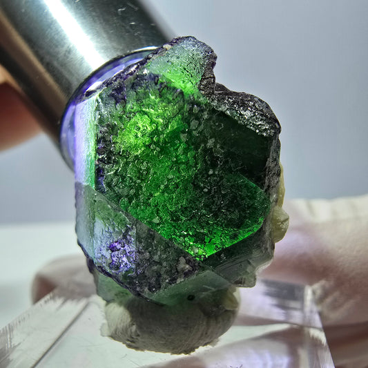 Cube hexagonal de fluorite fantôme, muscovite, tourmaline Schörl, Erongo, Namibie, 26 x 21 x 16 mm