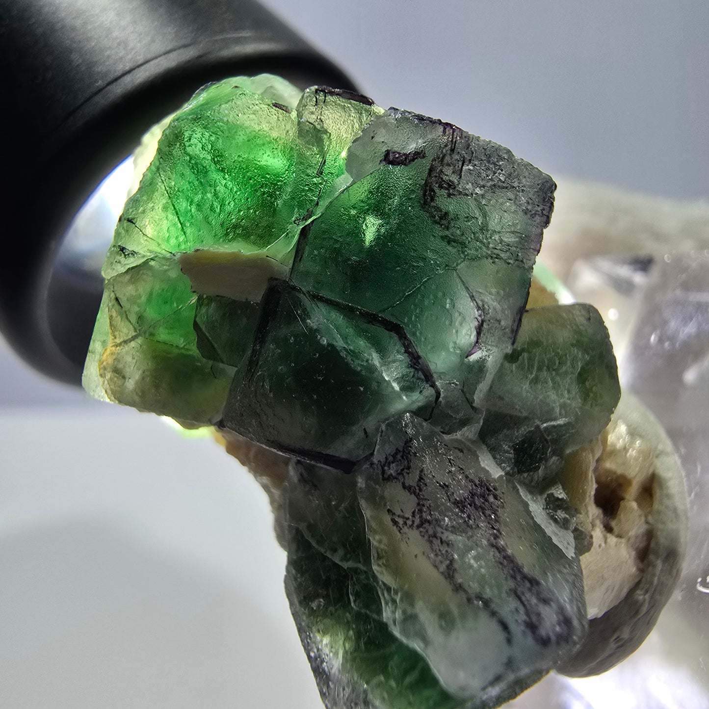 Cube de fluorite fantôme zonal, muscovite, spécimen d'hyalite, Erongo, Namibie, 34 x 28 x 22 mm