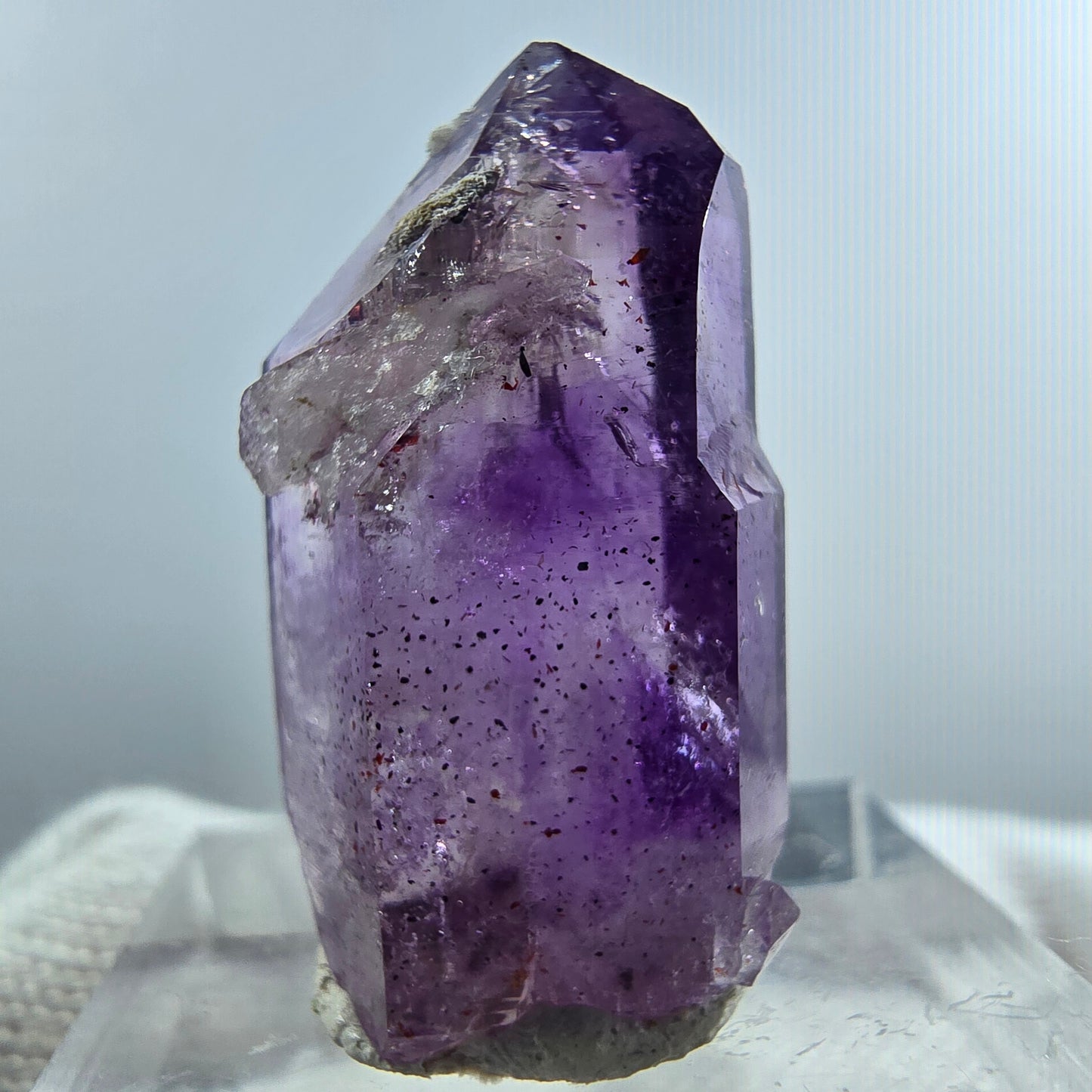 Pointe de sceptre en améthyste fantôme rare à Goboboseb, Namibie, 28 x 16 x 9 mm