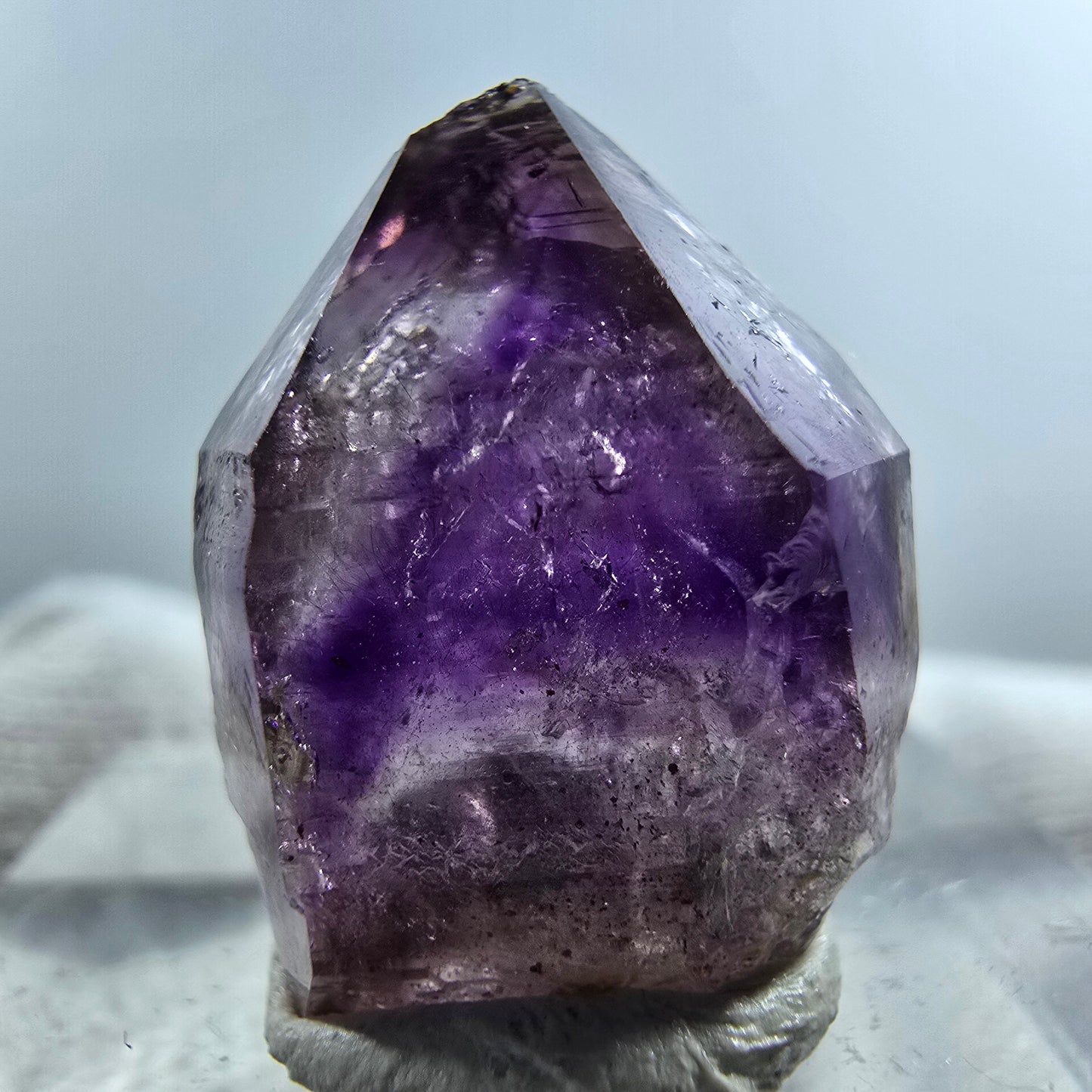 Pointe de sceptre en améthyste fantôme rare à Goboboseb, Namibie, 19 x 15 x 11 mm