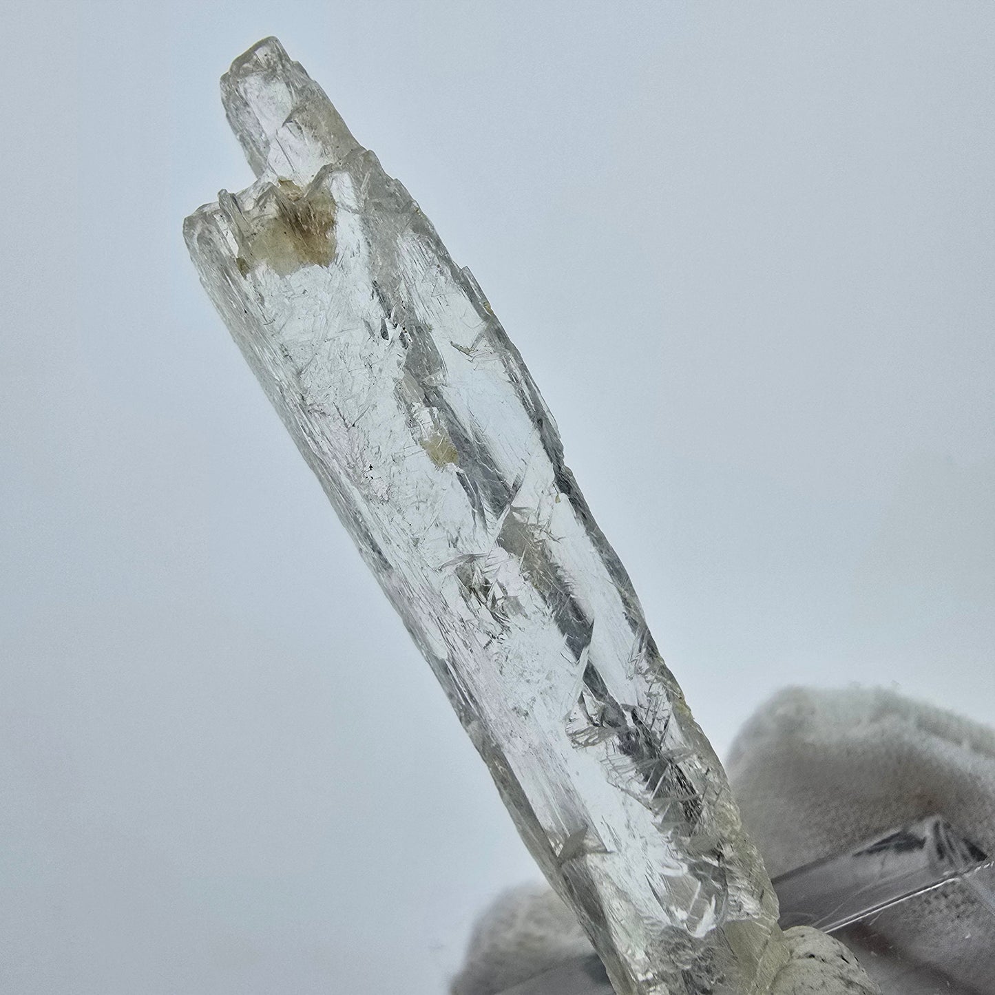 Seltener Kunzit X Spodumen Kristall weiß UV Mineral 48*9*5mm aus Brasilien
