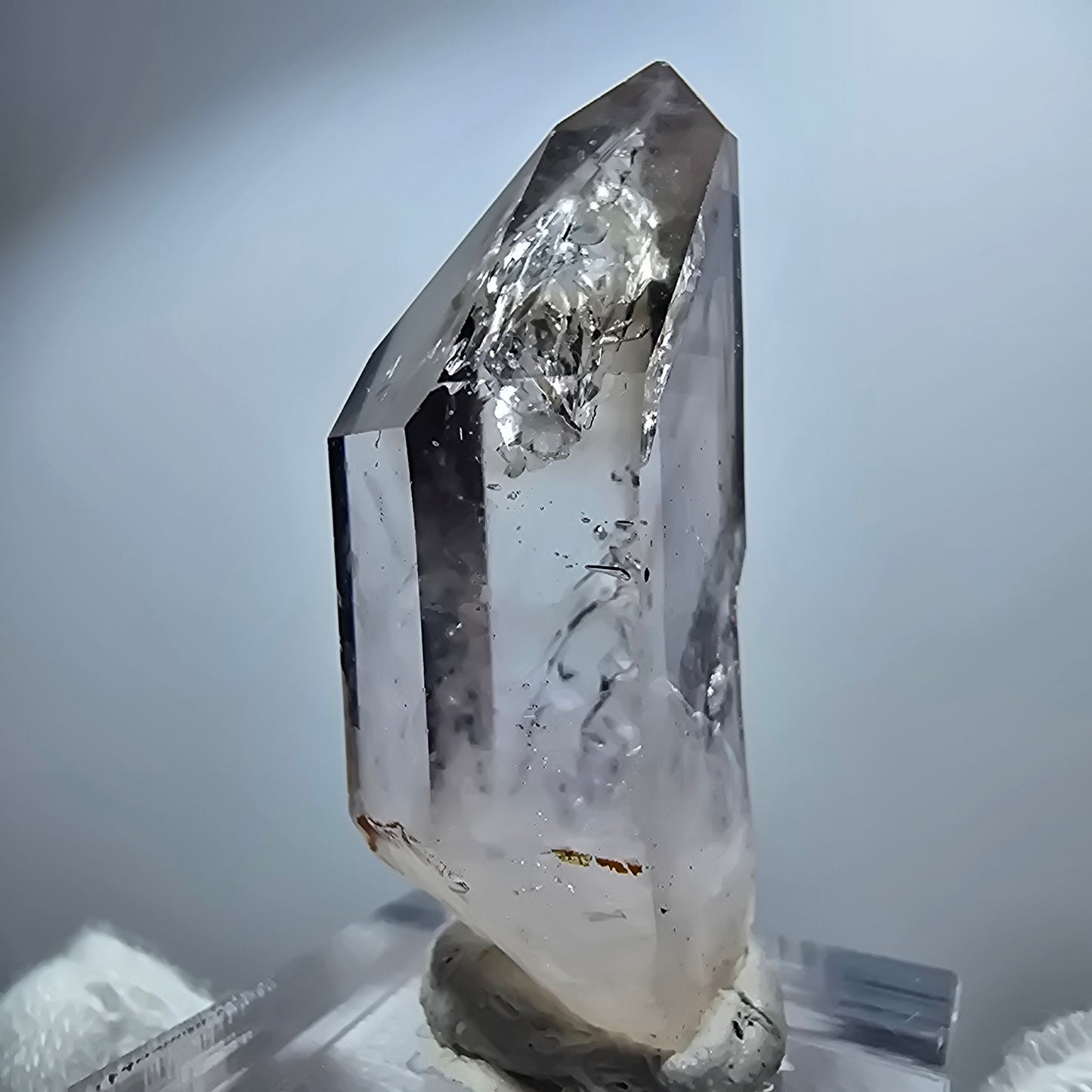 Pointe de sceptre en quartz fumé fantôme transparent, Goboboseb, Namibie, 43 x 20 x 13 mm