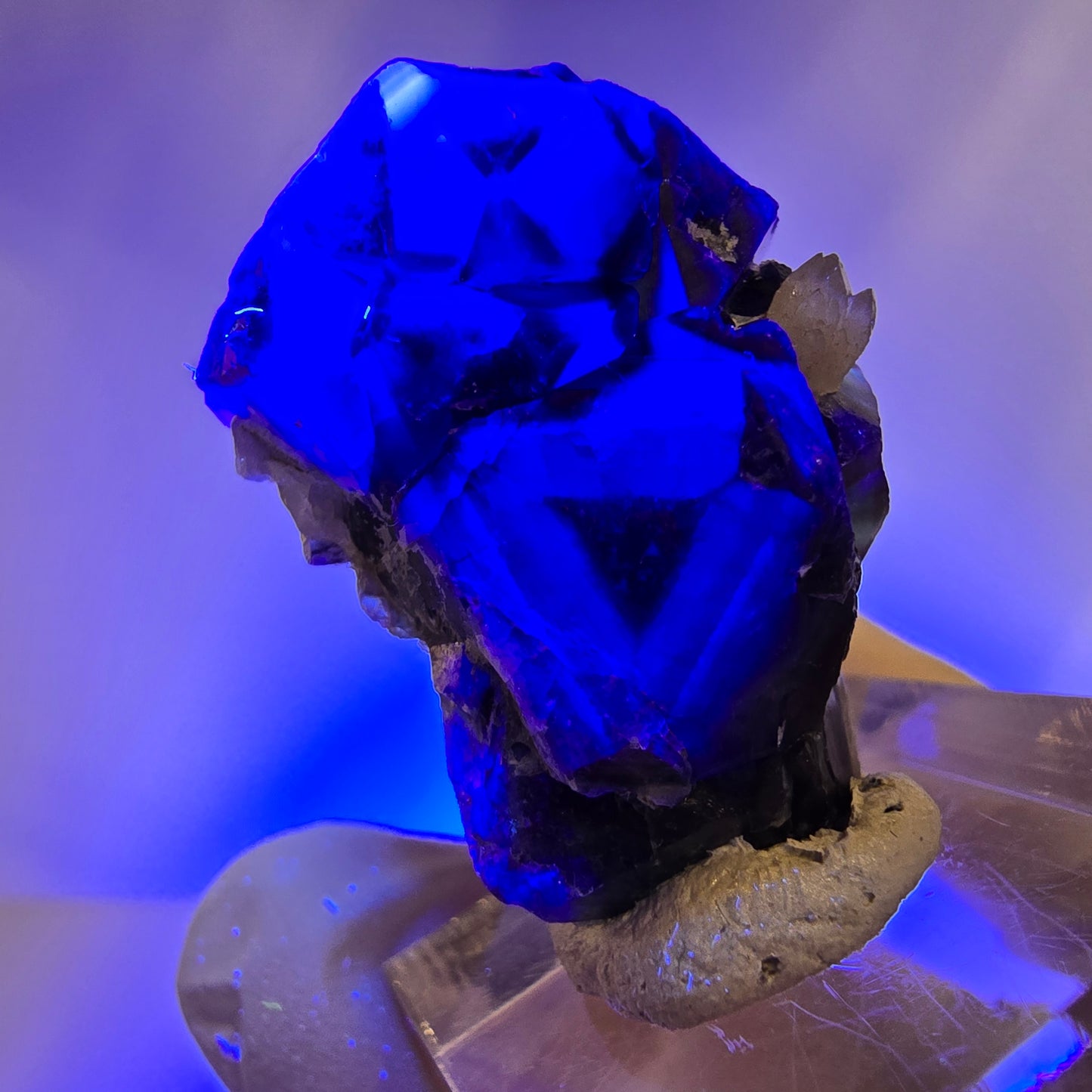 Rare cube de fluorite UV, spécimen de quartz, vert violet, Okorusu, Namibie 32 x 26 x 15 mm