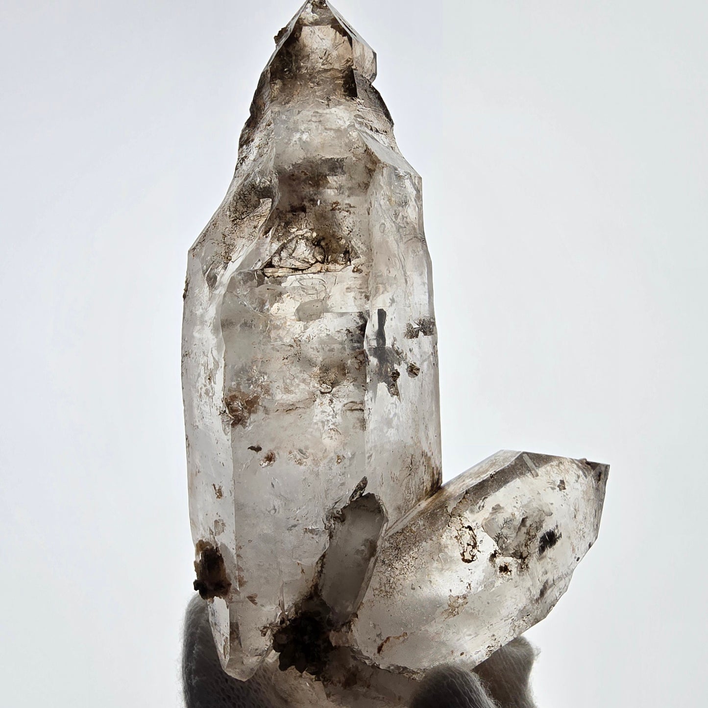 Sceptre squelette en quartz fumé DT, poche Saint-Valentin en calcite UV, Namibie 101 x 64 x 52 mm