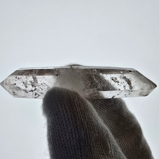 Sceptre de poche Saint-Valentin en quartz fumé fantôme lémurien, Namibie, 57 x 12 x 9 mm