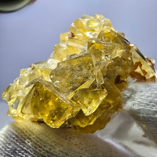 Spécimen de cube de fluorite fantôme, poche jaune miel, Okorusu, Namibie, 44 x 30 x 25 mm