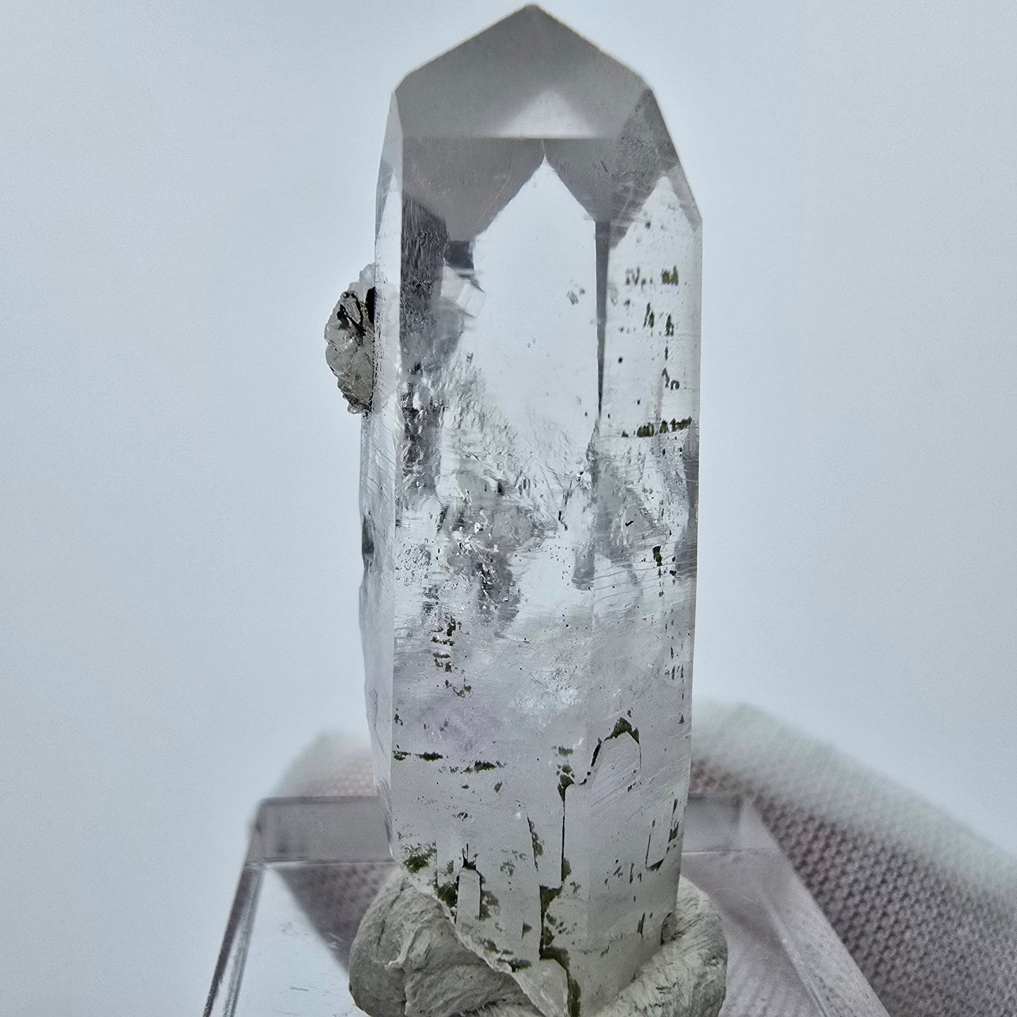 Phantom Amethyst Kristall mit UV Calcit Streep Mine Goboboseb Namibia 41*15*13mm