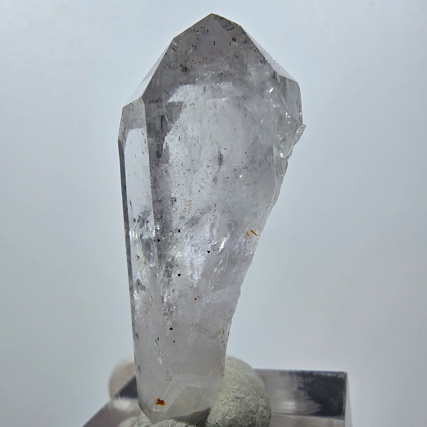 Quartz clair Harlequin Point Streep Mine, Goboboseb, Namibie 43 x 17 x 15 mm