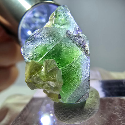 Cube de fluorite fantôme, muscovite et tourmaline Schorl, spécimen d'Erongo, Namibie, 18 x 14 x 13 mm
