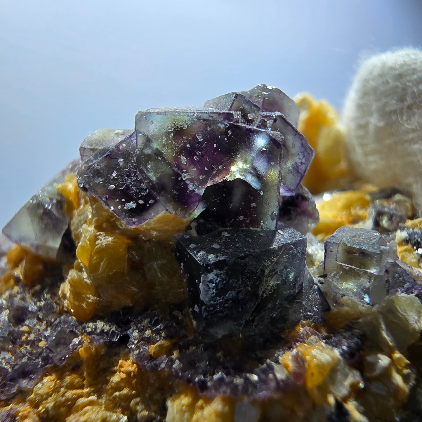 Spécimen de fluorite fantôme colorée, de tourmaline Schorl et de muscovite, Erongo, Namibie, 58 x 51 x 33 mm