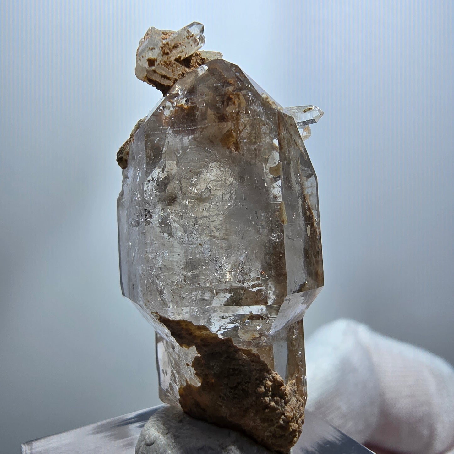Spécimen de quartz fumé fantôme transparent à double terminaison, Goboboseb, Namibie, 40 x 21 x 13 mm