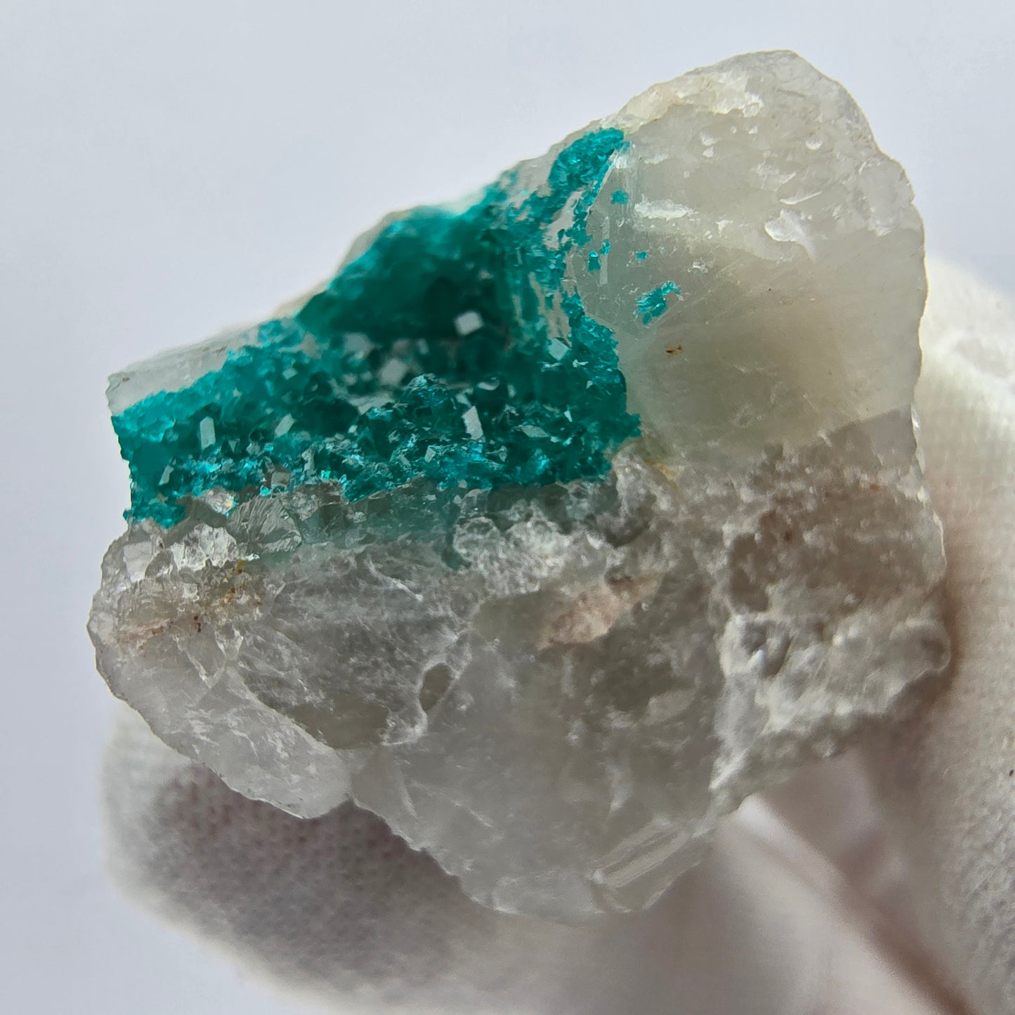 Rare spécimen de dioptase sur quartz Kaokoveld, Namibie 32*23*22mm Collection de minéraux