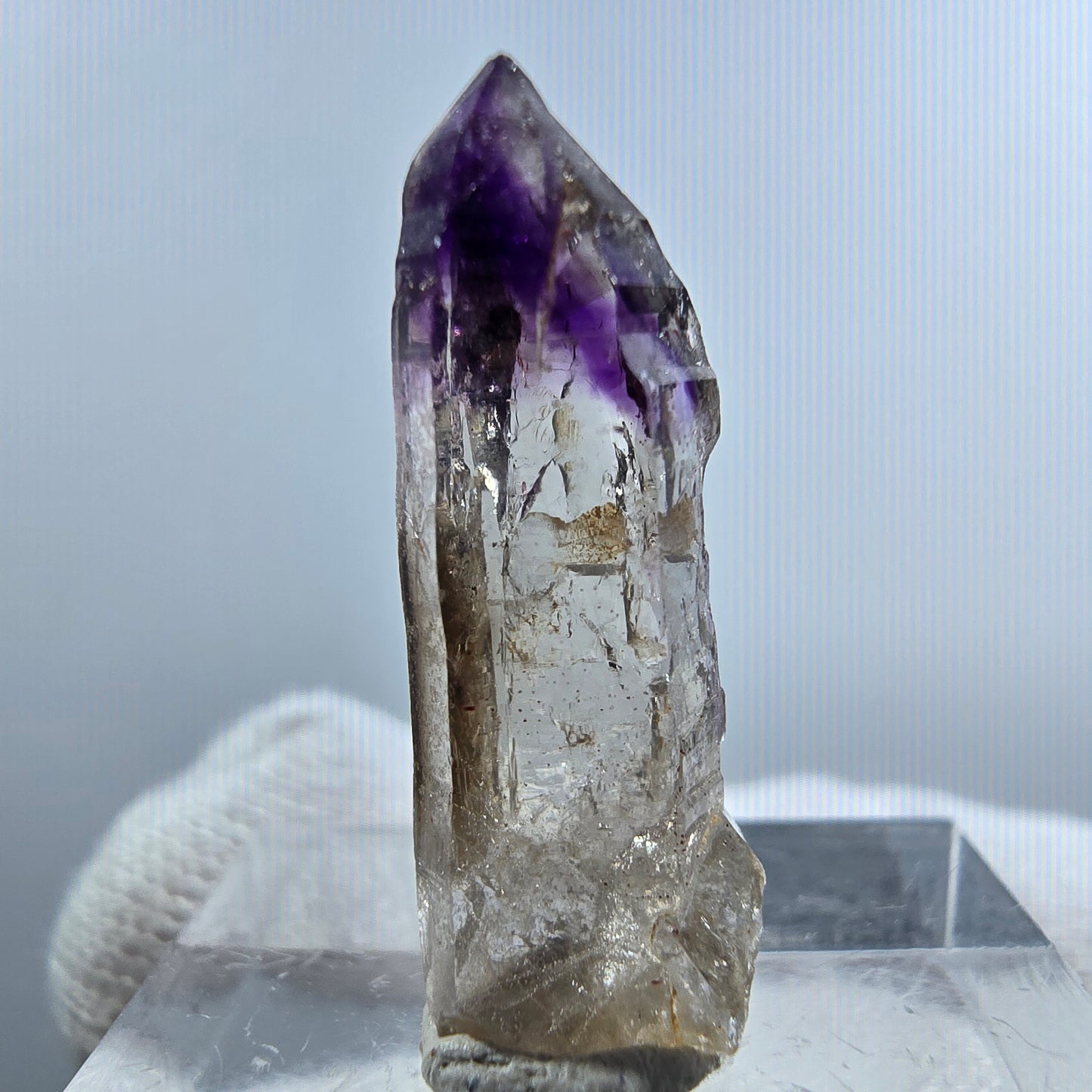 Pointe de sceptre en améthyste fantôme rare à Goboboseb, Namibie, 26 x 9 x 7 mm