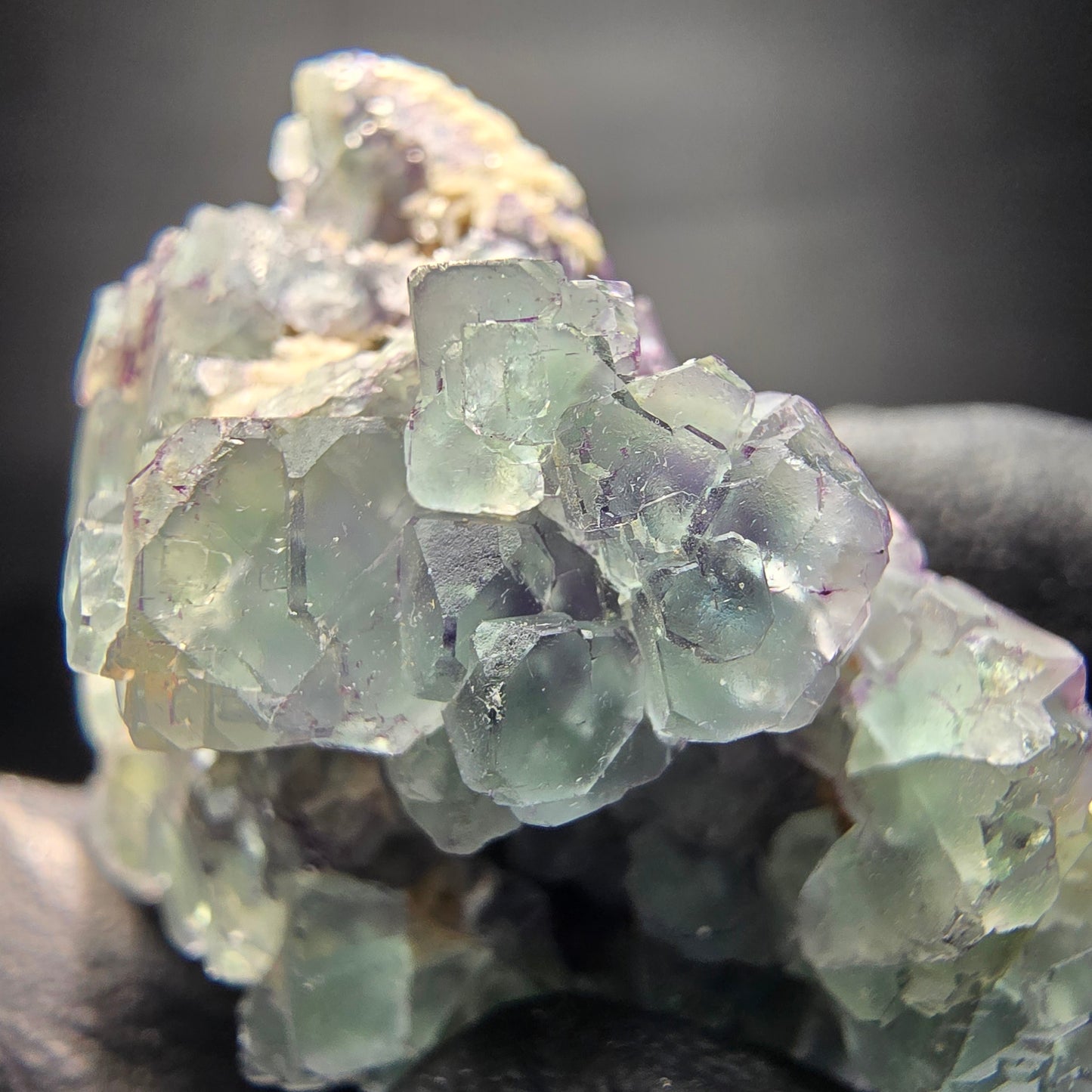 Phantom Fluorit Würfel gün lila, Hyalit Stufe Erongo Namibia 43*34*33mm Sammlung