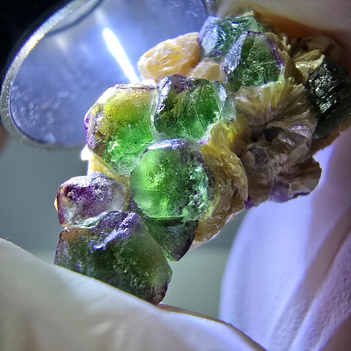 Cube de fluorite fantôme, zonal, spécimen de muscovite, Erongo, Namibie, 28 x 16 x 1 mm
