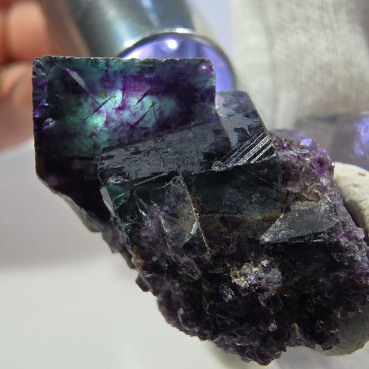 Spécimen de cube de fluorite fantôme transparente, vert-violet zonal, Okorusu, Namibie, 36 x 26 x 25 mm