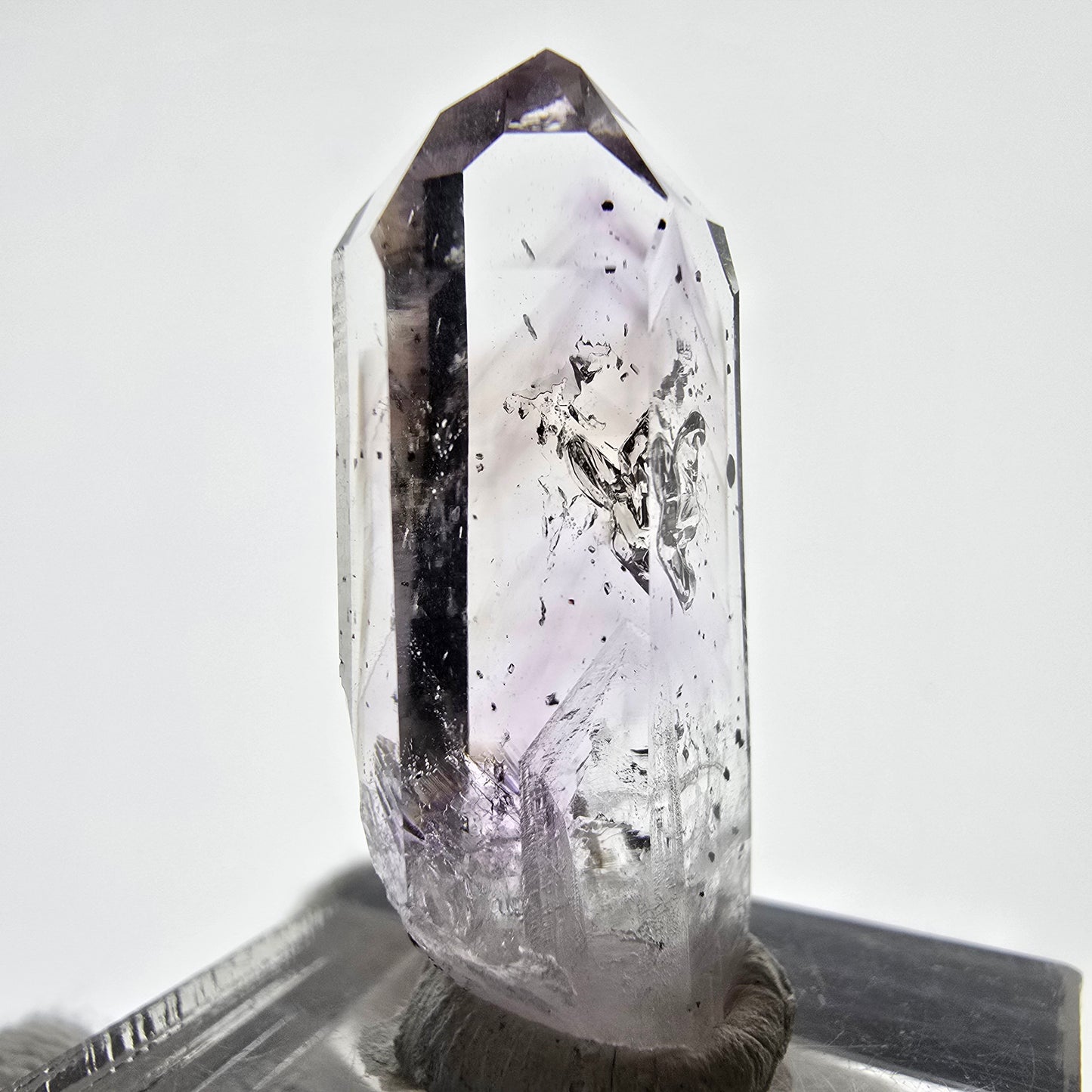 Améthyste fantôme Enhydro avec hématite Streep Mine, Goboboseb, Namibie 31 x 13 x 9 mm