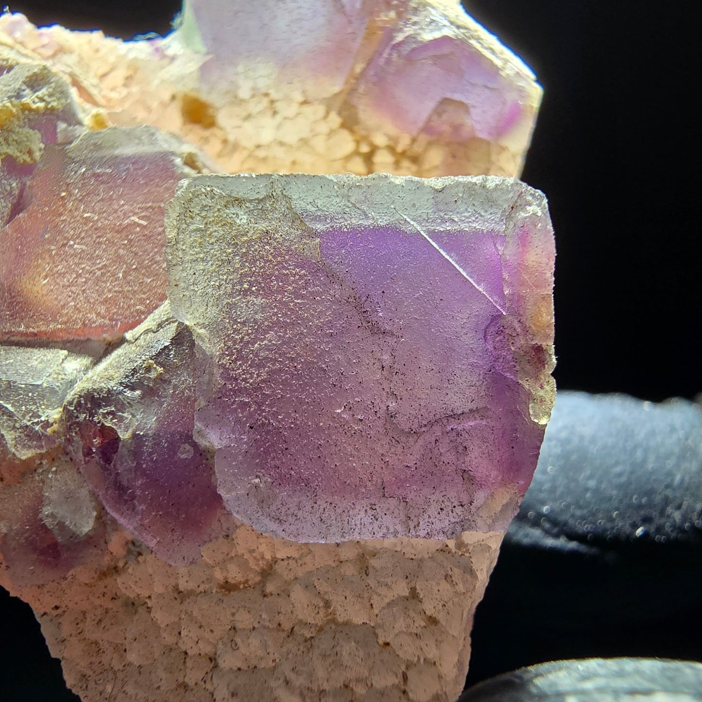 Cube de fluorite fantôme sur scène de quartz violet vert Omehane, Namibie 52*42*22mm