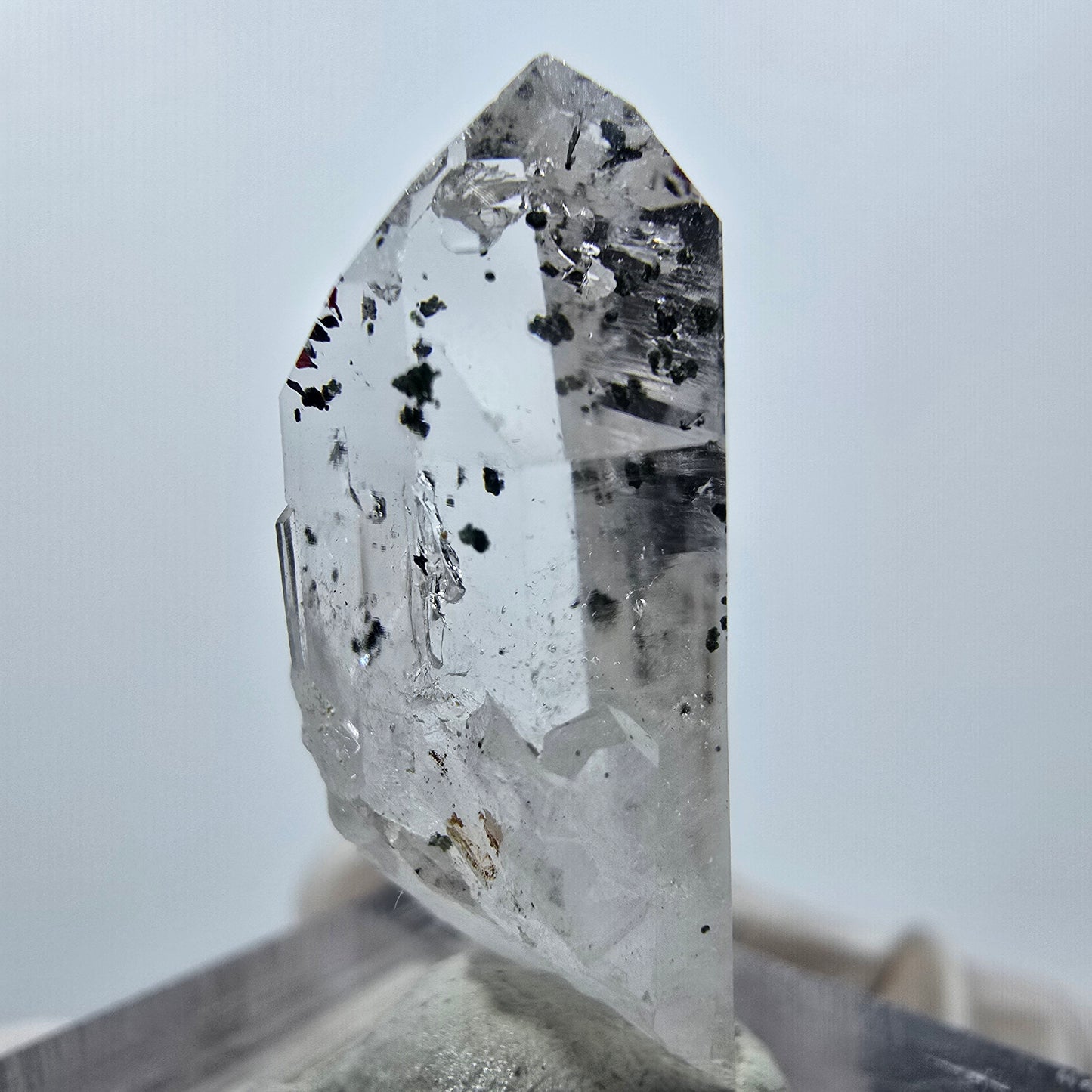 Quartz clair Harlequin Point Streep Mine, Goboboseb, Namibie 29 x 11 x 8 mm