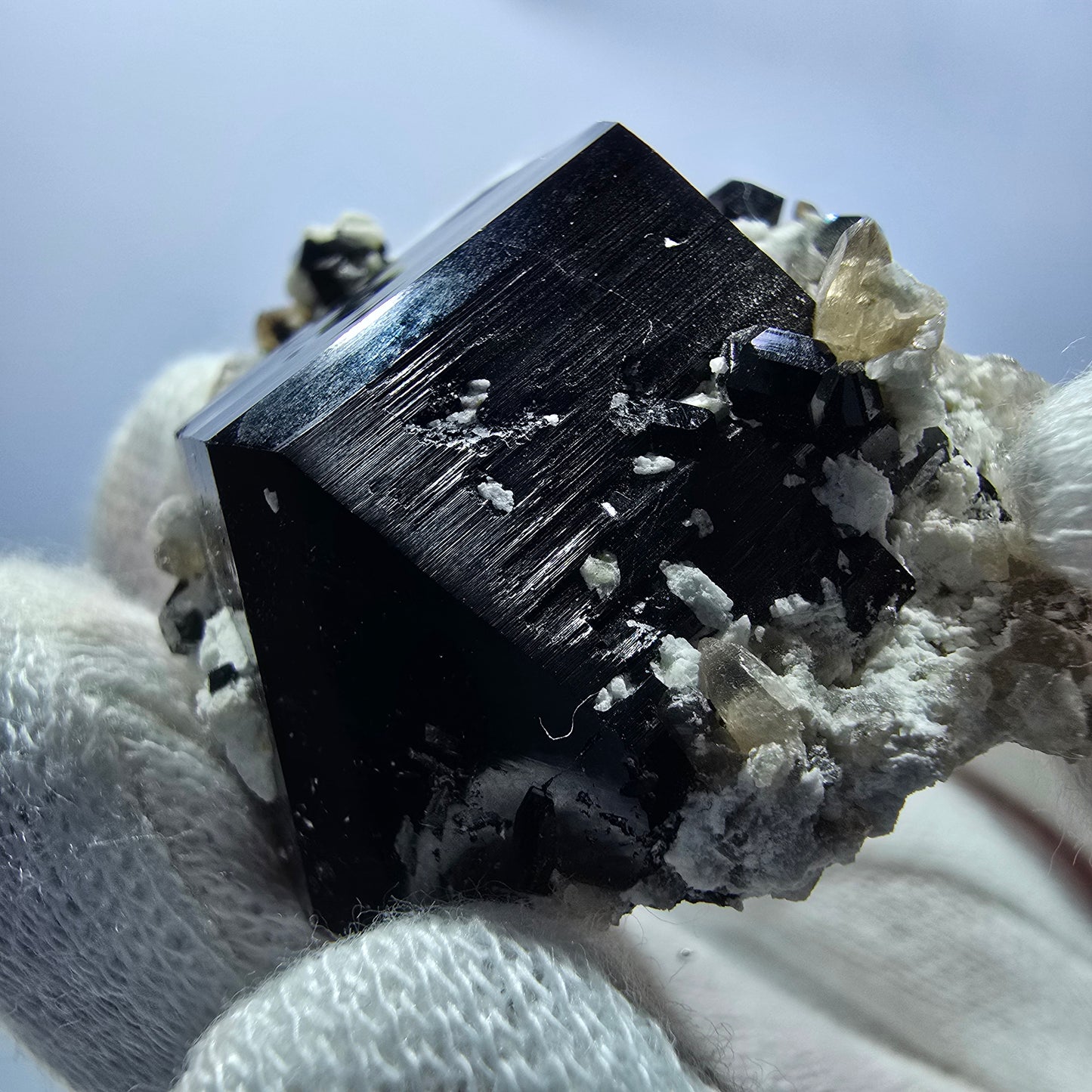 Spécimen rare de tourmaline Schorl, hyalite et orthose, Erongo, Namibie, 36 x 44 x 21 mm