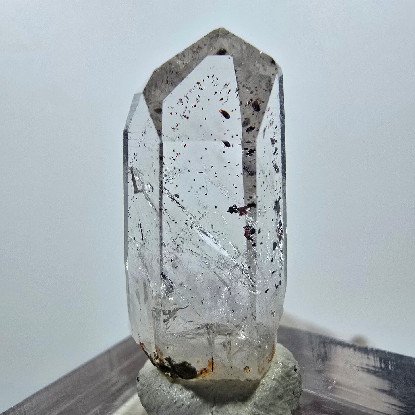 Quartz clair Harlequin Point Streep Mine, Goboboseb, Namibie 29 x 11 x 10 mm