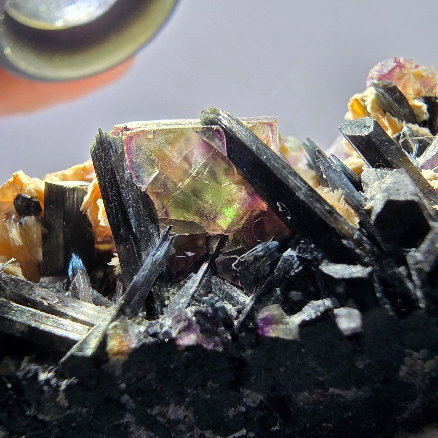 Spécimen de fluorite fantôme colorée, tourmaline scholle, muscovite, Erongo, Namibie, 91 x 57 x 38 mm