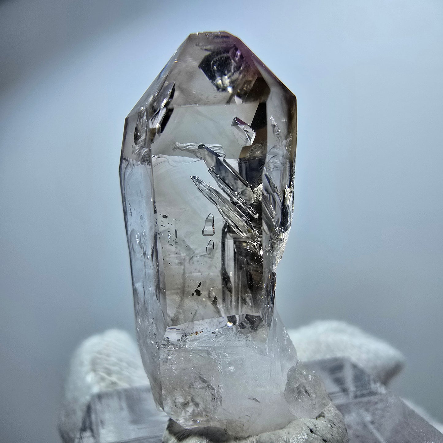 Pointe de sceptre en améthyste fantôme transparente, Goboboseb, Namibie, 31 x 13 x 11 mm