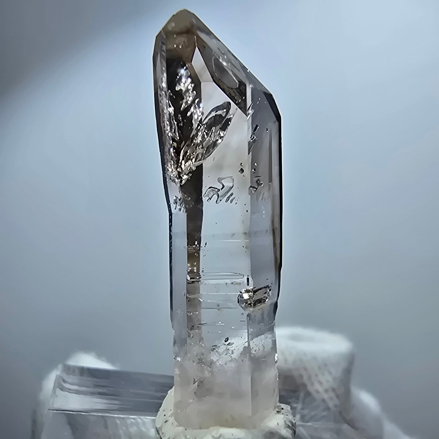 Pointe de sceptre en quartz fumé fantôme lémurien, Goboboseb, Namibie, 32 x 8 x 8 mm