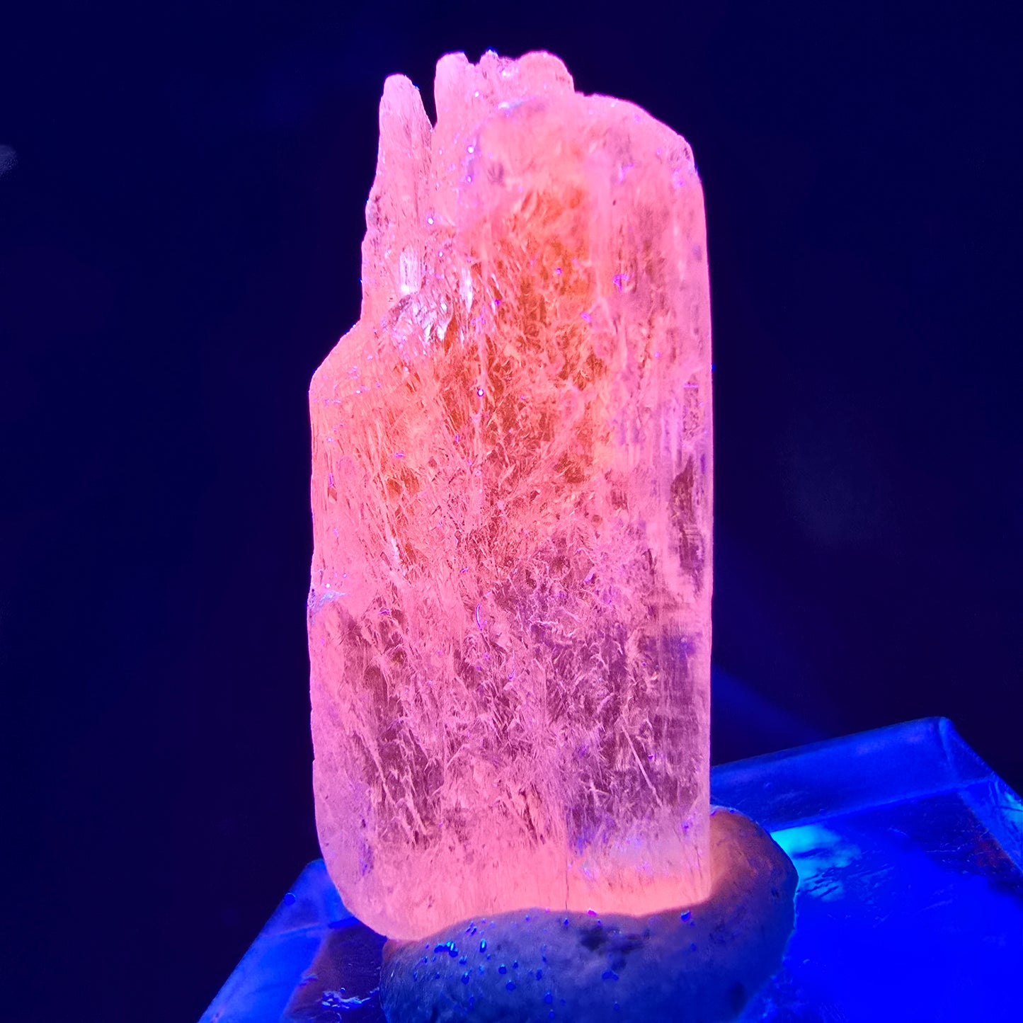 Seltener Kunzit X Spodumen Kristall rosa UV Mineral 27*12*5mm aus Brasilien
