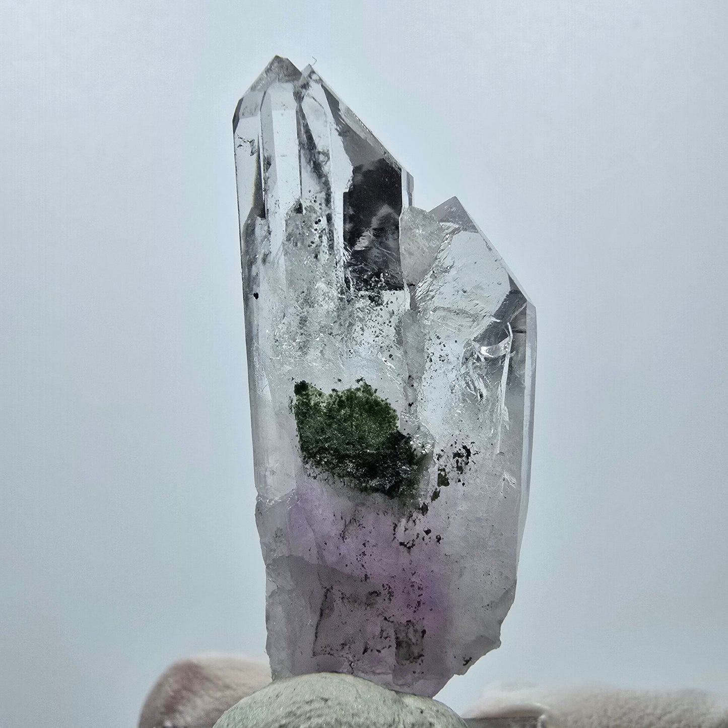 Améthyste fantôme avec hématite, mine Streep, Goboboseb, Namibie, 44 x 16 x 10 mm