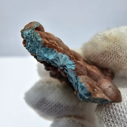 Spécimen rare de Shattuckite avec cristaux sphériques Kaokoveld, Namibie 35*24*16mm