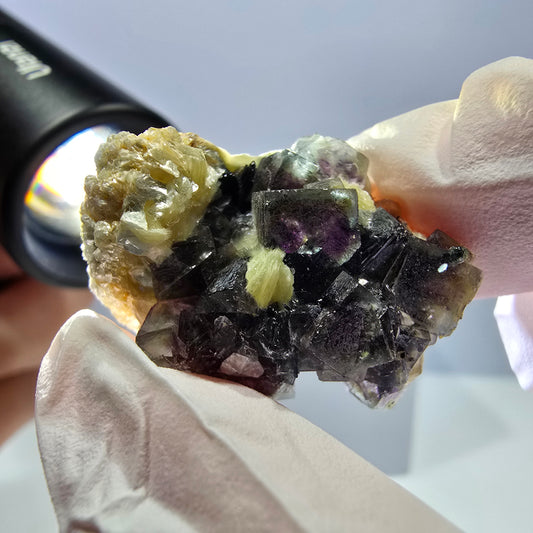 Cubes de fluorite fantôme colorés, muscovite, tourmaline Schorl, hyalite d'Erongo, Namibie 31 x 21 x 24 mm